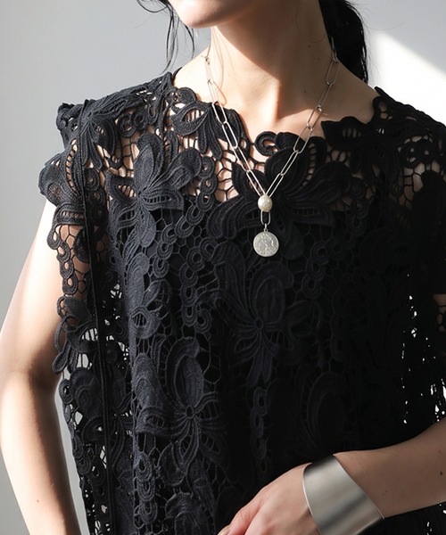 antiqua(アンティカ)の「花柄 アシンメトリー 透かし編み レース ベスト(ベスト・レディース・ナチュラル/ブラック・ONESIZE)」の4枚目の写真