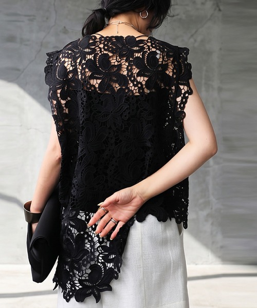 antiqua(アンティカ)の「花柄 アシンメトリー 透かし編み レース ベスト(ベスト・レディース・ナチュラル/ブラック・ONESIZE)」の5枚目の写真