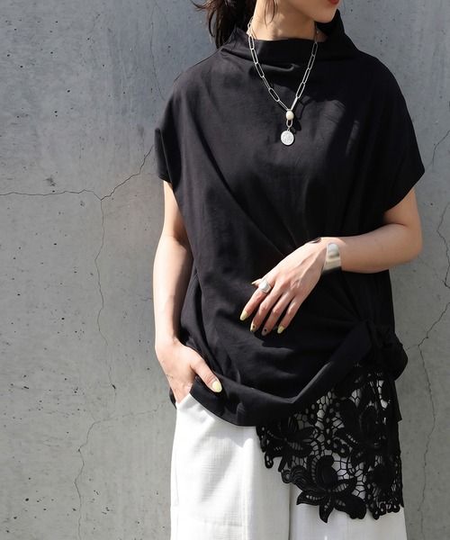 antiqua(アンティカ)の「花柄 アシンメトリー 透かし編み レース ベスト(ベスト・レディース・ナチュラル/ブラック・ONESIZE)」の6枚目の写真