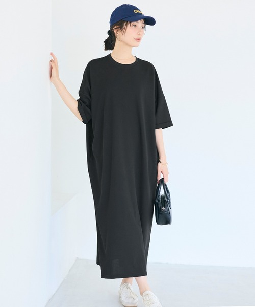 coca(coca)(コカ)の「ライトエンボスワイドシルエットワンピース(ワンピース・レディース・ブラック/グレイッシュベージュ・M/L)」の1枚目の写真