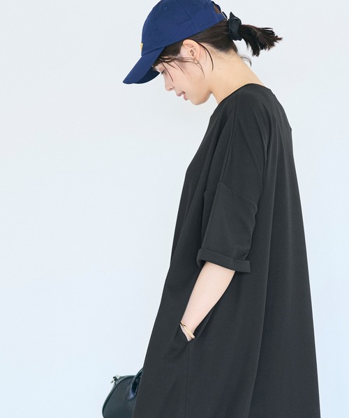 coca(coca)(コカ)の「ライトエンボスワイドシルエットワンピース(ワンピース・レディース・ブラック/グレイッシュベージュ・M/L)」の13枚目の写真