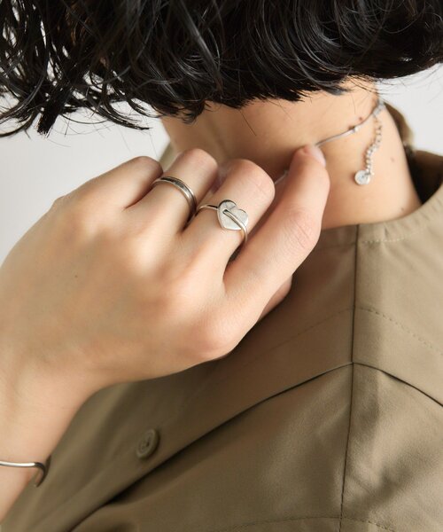 ear PAPILLONNER(イアパピヨネ)の「《WEB限定/スターリングシルバー使用》スルーハートリング(リング・レディース・シルバー系その他4・ONE SIZE)」の8枚目の写真