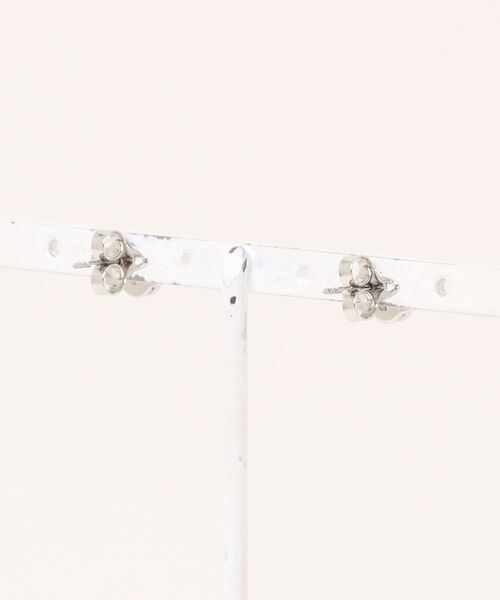 Vivienne Westwood（ヴィヴィアンウエストウッド）の「LONDON ORB EARRINGS（イヤリング・レディース・シルバー・FREE）」の2枚目の写真