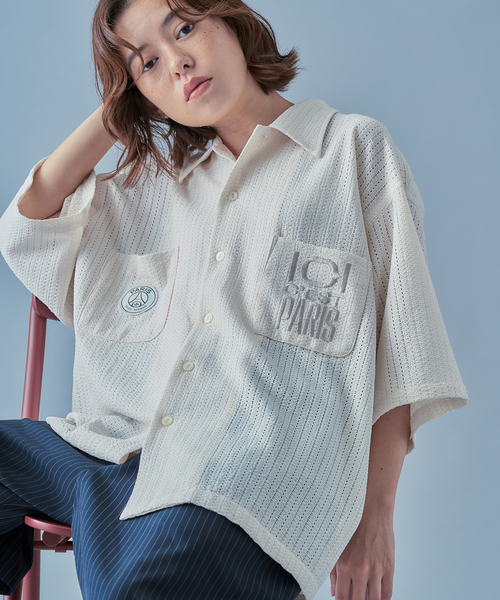 PARIS SAINT-GERMAIN（パリサンジェルマン）の「【Paris Saint-Germain / パリ・サン＝ジェルマン】 JP CREST PATCH SHIRT（シャツ/ブラウス・メンズ・ホワイト/ブラック・MEDIUM/LARGE）」の2枚目の写真