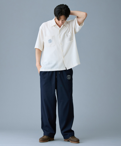 PARIS SAINT-GERMAIN（パリサンジェルマン）の「【Paris Saint-Germain / パリ・サン＝ジェルマン】 JP CREST PATCH SHIRT（シャツ/ブラウス・メンズ・ホワイト/ブラック・MEDIUM/LARGE）」の5枚目の写真