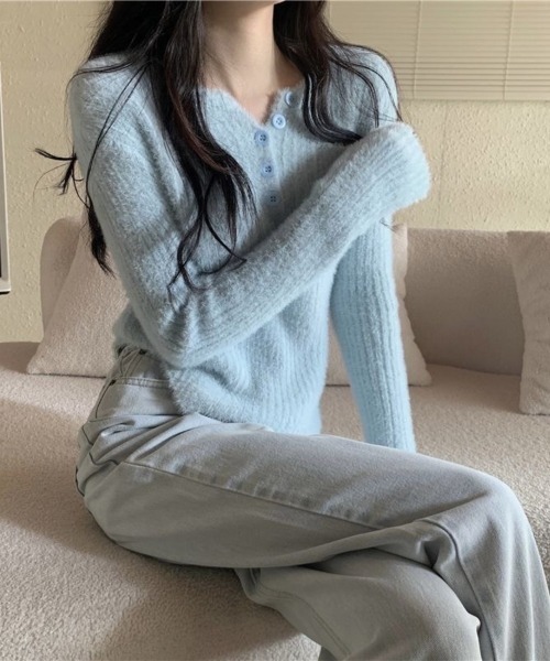 Beststore(ベストストア)の「シャギーニット ヘンリーネック トップス ふわふわ ショート丈 秋冬(ニット/セーター・レディース・レッド/ピンク/ブルー/ブラック・FREE)」の5枚目の写真