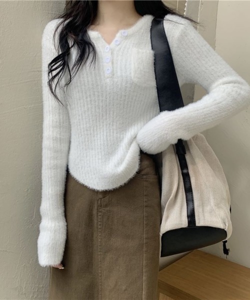 Beststore(ベストストア)の「シャギーニット ヘンリーネック トップス ふわふわ ショート丈 秋冬(ニット/セーター・レディース・レッド/ピンク/ブルー/ブラック・FREE)」の7枚目の写真