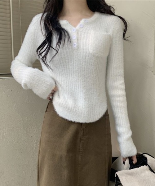 Beststore(ベストストア)の「シャギーニット ヘンリーネック トップス ふわふわ ショート丈 秋冬(ニット/セーター・レディース・レッド/ピンク/ブルー/ブラック・FREE)」の8枚目の写真