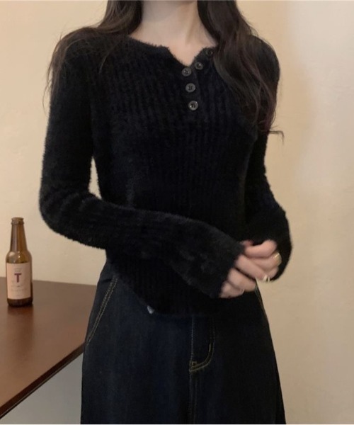 Beststore(ベストストア)の「シャギーニット ヘンリーネック トップス ふわふわ ショート丈 秋冬(ニット/セーター・レディース・レッド/ピンク/ブルー/ブラック・FREE)」の10枚目の写真