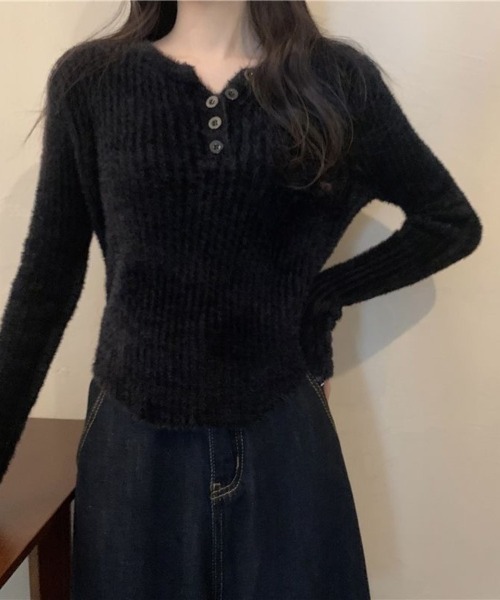 Beststore(ベストストア)の「シャギーニット ヘンリーネック トップス ふわふわ ショート丈 秋冬(ニット/セーター・レディース・レッド/ピンク/ブルー/ブラック・FREE)」の11枚目の写真