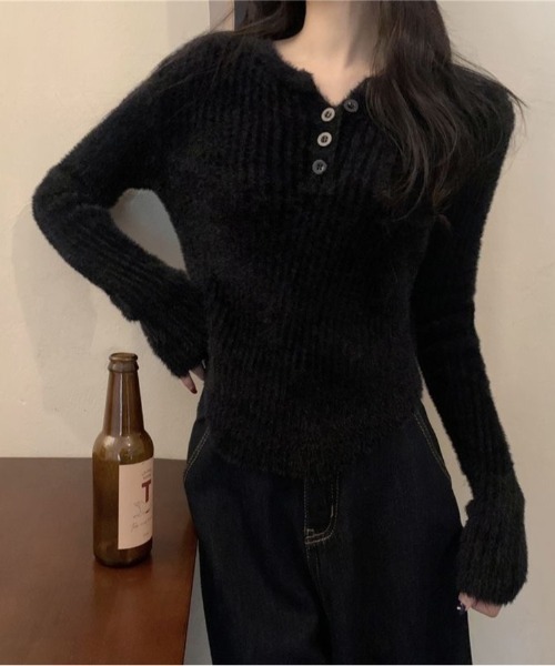 Beststore(ベストストア)の「シャギーニット ヘンリーネック トップス ふわふわ ショート丈 秋冬(ニット/セーター・レディース・レッド/ピンク/ブルー/ブラック・FREE)」の12枚目の写真