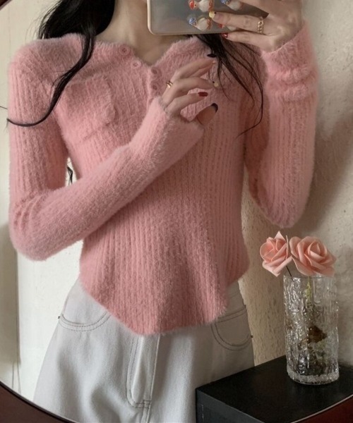 Beststore(ベストストア)の「シャギーニット ヘンリーネック トップス ふわふわ ショート丈 秋冬(ニット/セーター・レディース・レッド/ピンク/ブルー/ブラック・FREE)」の13枚目の写真