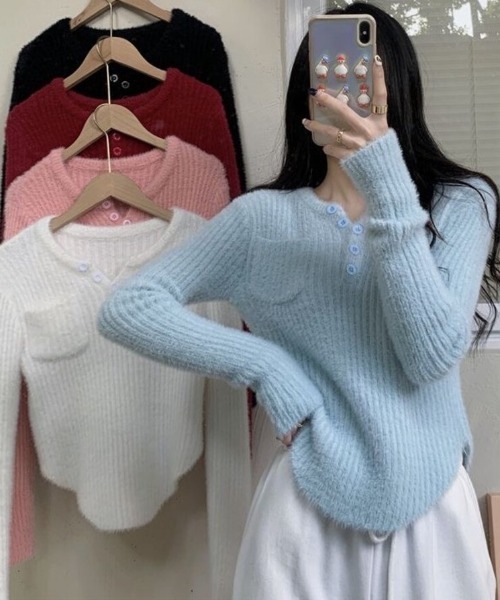 Beststore(ベストストア)の「シャギーニット ヘンリーネック トップス ふわふわ ショート丈 秋冬(ニット/セーター・レディース・レッド/ピンク/ブルー/ブラック・FREE)」の18枚目の写真