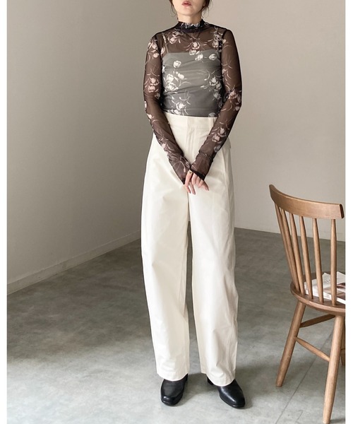 She's Closet（シーズクローゼット）の「プチハイネック 長袖 花柄シアートップスス（Tシャツ/カットソー・レディース・ネイビー/ブラック/アイボリー・FREE）」の9枚目の写真