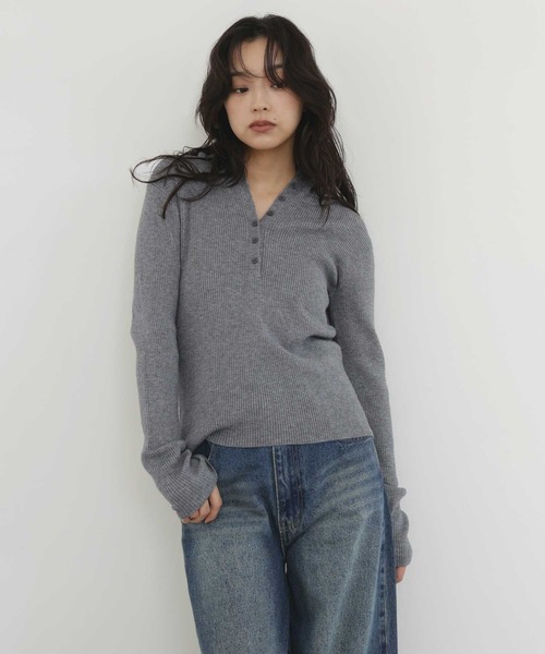 hellam(へラム)の「ヘンリーネックフードニットプルオーバー(Tシャツ/カットソー・レディース・ブラック/アイボリー/杢グレー・FREE)」の3枚目の写真