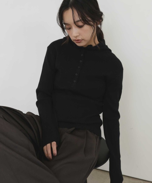 hellam(へラム)の「ヘンリーネックフードニットプルオーバー(Tシャツ/カットソー・レディース・ブラック/アイボリー/杢グレー・FREE)」の2枚目の写真