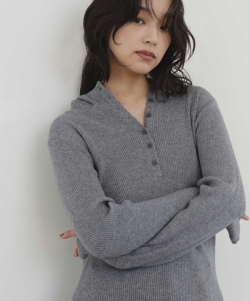 hellam(へラム)の「ヘンリーネックフードニットプルオーバー(Tシャツ/カットソー・レディース・ブラック/アイボリー/杢グレー・FREE)」の19枚目の写真
