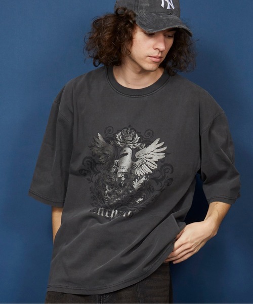 unrelaxing（アンリラクシング）の「ヴィンテージライク 古着風 綿100％ピグメント加工TプリントTシャツ（Tシャツ/カットソー・メンズ・ホワイト/ブラック/ネイビー/ブラウン/レッド/グレー/ブルー/チャコールグレー/ピンク/オレンジ/ベージュ/インディゴブルー/カーキ/チャコール/ライトブルー/ライトグリーン/ライム/ワイン/パープル/ブルー系その他2/ピンク系その他2/グレー系その他2/レッド系その他2/ブラック系その他2/ホワイト系その他2/ブラック系その他/レッド系その他3/ブルー系その他4/ピンク系その他4/グレー系その他/グレー系その他3/ブラック系その他4/ホワイト系その他3/グレー系その他4/ホワイト系その他/レッド系その他/ピンク系その他3/レッド系その他4/ブルー系その他3/ブルー系その他/ピンク系その他/ブラック系その他3/ホワイト系その他4/その他3/その他2/その他1/ブルー系その他6/パープル系その他2/パープル系その他3/レッド系その他5/ブルー系その他5/ベージュ系その他3/ベージュ系その他4/パープル系その他4/ベージュ系その他2/ベージュ系その他/パープル系その他/グリーン系その他/グリーン系その他2/グリーン系その他3/グリーン系その他4/その他7/その他6/その他5/その他4/ブラック×ブラック/ブラック系その他7/スカイブルー/ホワイト×レッド/クリアブラウン/ウィート/LT.Blue/タン/ホワイト×グレー/オートミール/ブラック系その他6/アッシュブラウン/クリアブルー/レディッシュグレー/ライトブラック/アクア/エメラルド/ダークインディゴブルー/ホワイト×エメラルドグリーン/サックスブルー/ホワイト×ブラック/アッシュグレー/クリアグリーン/ブルーグラス/ブラック×レッド/ホワイト×グリーン/ブラックミックス/クリアブラック/ブラック×ブルー/ライトグレー/ライトブラウン/スモークピンク/ブラック系その他5/ダークブラック/ブラック×グリーン/ライトベージュ/ミント/ピンク系その他5/ダークブルー/シルバーグレー/モカ/スミクロ/ピンクベージュ/ブラック×ホワイト/セージグリーン/グリーン/ブルー系その他7/ブラウン系5/ブラウン系4/ブラウン系3/ブラウン系2/ブラウン系1/ブラウン系/ベージュ系6/ベージュ系5/ベージュ系4/ベージュ系3/ベージュ系2/ベージュ系1/ベージュ系/ブラウン系9/ブラウン系8/ブラウン系7/ブラウン系6/その他20/その他19/その他18/その他17/その他16/その他11/その他10/その他12/その他14/その他13/その他15/その他26/その他25/その他24/その他23/その他22/その他21/その他28/その他27/ブラック×ゴールド/ブラック系1/ブラック系3/A/その他29/ブラック系8/ブラック系5/ブラック系6/ブラック系7/ブラック×シルバー/ブラック系2/ブラック系4/ベージュ系その他6/ベージュ系その他7/ダークブラウン系2/ダークブラウン系1/ダークブラウン系3/ダークブラウン系5/ダークブラウン系4/ダークブラウン系6/ダークブラウン系7/ベージュ系8/ベージュ系7/ベージュ系9・MEDIUM/SMALL/LARGE/X-SMALL/X-LARGE/3/2）」の22枚目の写真