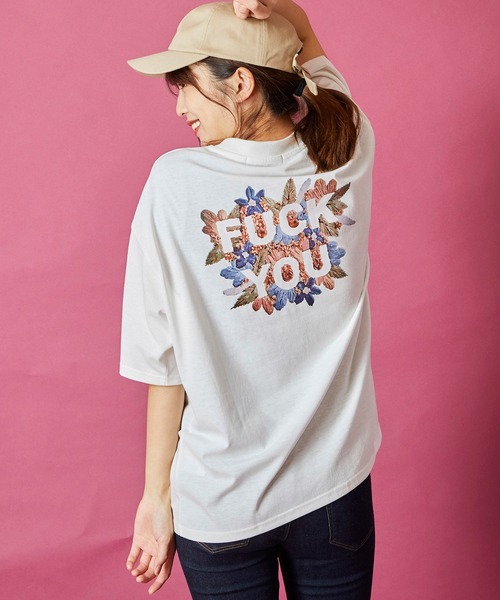 unrelaxing（アンリラクシング）の「ヴィンテージライク 古着風 綿100％ピグメント加工TプリントTシャツ（Tシャツ/カットソー・メンズ・ホワイト/ブラック/ネイビー/ブラウン/レッド/グレー/ブルー/チャコールグレー/ピンク/オレンジ/ベージュ/インディゴブルー/カーキ/チャコール/ライトブルー/ライトグリーン/ライム/ワイン/パープル/ブルー系その他2/ピンク系その他2/グレー系その他2/レッド系その他2/ブラック系その他2/ホワイト系その他2/ブラック系その他/レッド系その他3/ブルー系その他4/ピンク系その他4/グレー系その他/グレー系その他3/ブラック系その他4/ホワイト系その他3/グレー系その他4/ホワイト系その他/レッド系その他/ピンク系その他3/レッド系その他4/ブルー系その他3/ブルー系その他/ピンク系その他/ブラック系その他3/ホワイト系その他4/その他3/その他2/その他1/ブルー系その他6/パープル系その他2/パープル系その他3/レッド系その他5/ブルー系その他5/ベージュ系その他3/ベージュ系その他4/パープル系その他4/ベージュ系その他2/ベージュ系その他/パープル系その他/グリーン系その他/グリーン系その他2/グリーン系その他3/グリーン系その他4/その他7/その他6/その他5/その他4/ブラック×ブラック/ブラック系その他7/スカイブルー/ホワイト×レッド/クリアブラウン/ウィート/LT.Blue/タン/ホワイト×グレー/オートミール/ブラック系その他6/アッシュブラウン/クリアブルー/レディッシュグレー/ライトブラック/アクア/エメラルド/ダークインディゴブルー/ホワイト×エメラルドグリーン/サックスブルー/ホワイト×ブラック/アッシュグレー/クリアグリーン/ブルーグラス/ブラック×レッド/ホワイト×グリーン/ブラックミックス/クリアブラック/ブラック×ブルー/ライトグレー/ライトブラウン/スモークピンク/ブラック系その他5/ダークブラック/ブラック×グリーン/ライトベージュ/ミント/ピンク系その他5/ダークブルー/シルバーグレー/モカ/スミクロ/ピンクベージュ/ブラック×ホワイト/セージグリーン/グリーン/ブルー系その他7/ブラウン系5/ブラウン系4/ブラウン系3/ブラウン系2/ブラウン系1/ブラウン系/ベージュ系6/ベージュ系5/ベージュ系4/ベージュ系3/ベージュ系2/ベージュ系1/ベージュ系/ブラウン系9/ブラウン系8/ブラウン系7/ブラウン系6/その他20/その他19/その他18/その他17/その他16/その他11/その他10/その他12/その他14/その他13/その他15/その他26/その他25/その他24/その他23/その他22/その他21/その他28/その他27/ブラック×ゴールド/ブラック系1/ブラック系3/A/その他29/ブラック系8/ブラック系5/ブラック系6/ブラック系7/ブラック×シルバー/ブラック系2/ブラック系4/ベージュ系その他6/ベージュ系その他7/ダークブラウン系2/ダークブラウン系1/ダークブラウン系3/ダークブラウン系5/ダークブラウン系4/ダークブラウン系6/ダークブラウン系7/ベージュ系8/ベージュ系7/ベージュ系9・MEDIUM/SMALL/LARGE/X-SMALL/X-LARGE/3/2）」の11枚目の写真