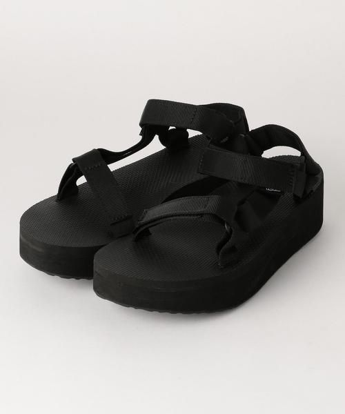 Teva(テバ)の「TevaFLATFORM UNIVERSAL(サンダル・レディース・ブラック/ホワイト・6/8/5/7)」の2枚目の写真