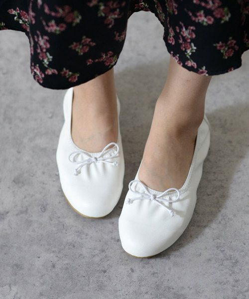 menue(メヌエ)の「履き口ギャザー やわらか バレエシューズ(バレエシューズ・レディース・ホワイト/ブラック/グレイッシュベージュ/シルバー・21.5cm/22.0cm/22.5cm/23.0cm/23.5cm/24.0cm/24.5cm/25.0cm/25.5cm/26.0cm)」の2枚目の写真