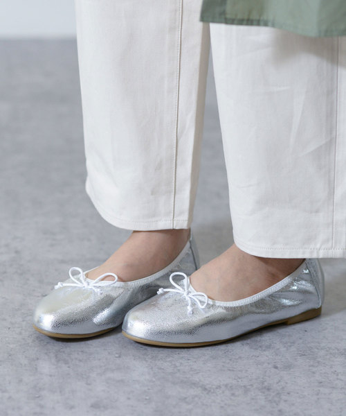 menue(メヌエ)の「履き口ギャザー やわらか バレエシューズ(バレエシューズ・レディース・ホワイト/ブラック/グレイッシュベージュ/シルバー・21.5cm/22.0cm/22.5cm/23.0cm/23.5cm/24.0cm/24.5cm/25.0cm/25.5cm/26.0cm)」の1枚目の写真