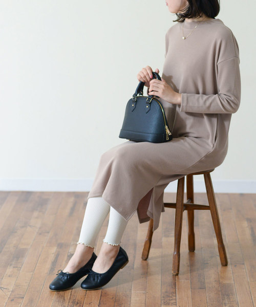 menue(メヌエ)の「履き口ギャザー やわらか バレエシューズ(バレエシューズ・レディース・ホワイト/ブラック/グレイッシュベージュ/シルバー・21.5cm/22.0cm/22.5cm/23.0cm/23.5cm/24.0cm/24.5cm/25.0cm/25.5cm/26.0cm)」の7枚目の写真