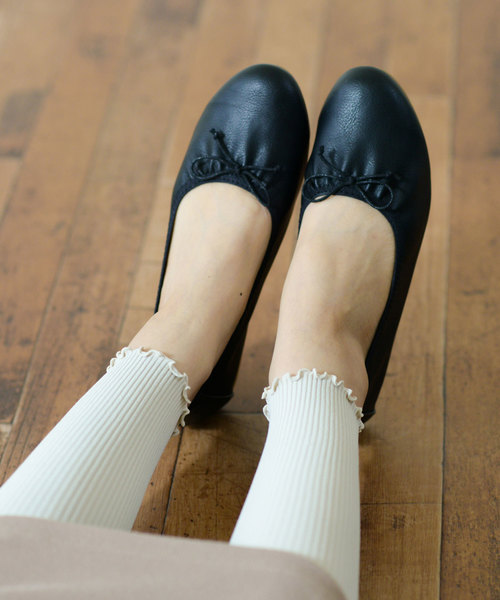 menue(メヌエ)の「履き口ギャザー やわらか バレエシューズ(バレエシューズ・レディース・ホワイト/ブラック/グレイッシュベージュ/シルバー・21.5cm/22.0cm/22.5cm/23.0cm/23.5cm/24.0cm/24.5cm/25.0cm/25.5cm/26.0cm)」の8枚目の写真