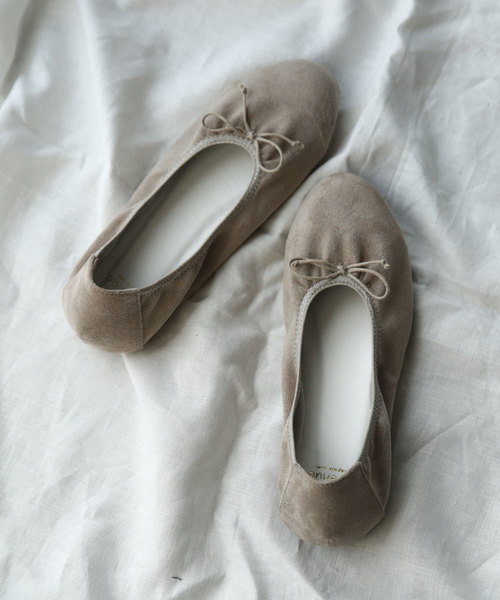 menue(メヌエ)の「履き口ギャザー やわらか バレエシューズ(バレエシューズ・レディース・ホワイト/ブラック/グレイッシュベージュ/シルバー・21.5cm/22.0cm/22.5cm/23.0cm/23.5cm/24.0cm/24.5cm/25.0cm/25.5cm/26.0cm)」の11枚目の写真