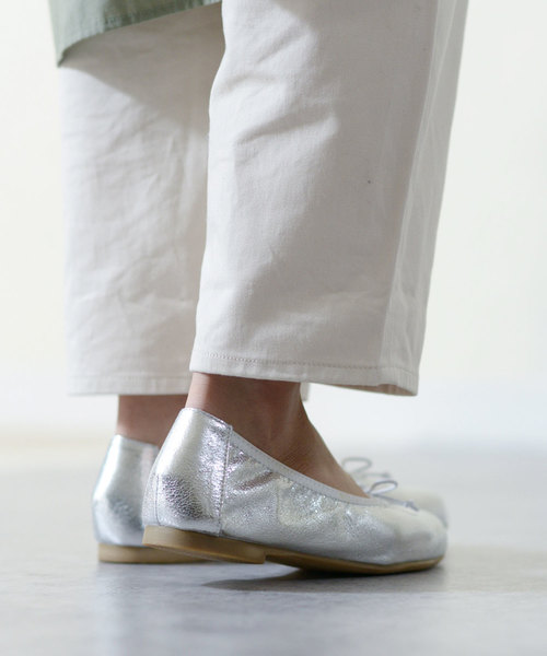 menue(メヌエ)の「履き口ギャザー やわらか バレエシューズ(バレエシューズ・レディース・ホワイト/ブラック/グレイッシュベージュ/シルバー・21.5cm/22.0cm/22.5cm/23.0cm/23.5cm/24.0cm/24.5cm/25.0cm/25.5cm/26.0cm)」の15枚目の写真