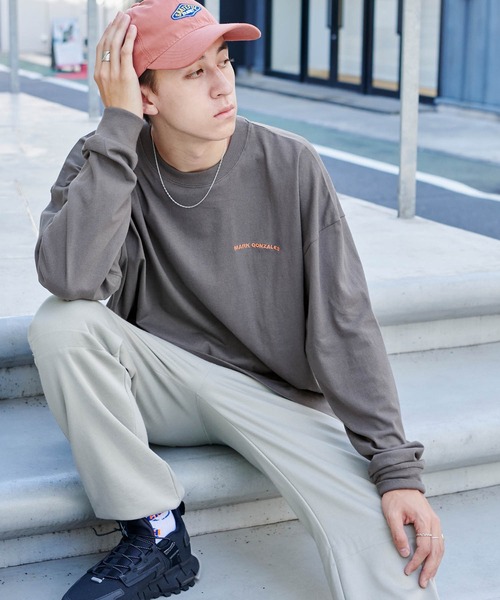 Mark Gonzales（マーク・ゴンザレス）の「Mark Gonzales/マークゴンザレス コラボ MONO-MART別注 ビッグシルエット長袖ロゴ刺繍/ピスネーム カットソー（Tシャツ/カットソー・メンズ・ホワイト/ブラック/パープル系その他/ダークベージュ/ダークグレー/ボルドー/ブラウン/オレンジ/ダークグリーン/ネイビー/ベージュ/グレー系その他/グリーン系その他/ライトピンク/グレー系その他2/ダークブラウン/アッシュブラウン/ブルー系その他/グレイッシュベージュ/グリーン系その他2/パープル系その他2/パープル系その他3/グリーン系その他3/ベージュ系その他/ブルー系その他2/ホワイト系その他/ブラック系その他/グレー系その他3/ブルー系1/グレー系その他4/ホワイト系その他2/ブラック系その他2/ブルー系/ブラウン系その他/ベージュ系その他2/ブルー系2/ブラウン系その他2・S/M/L/XL/FREE）」の11枚目の写真