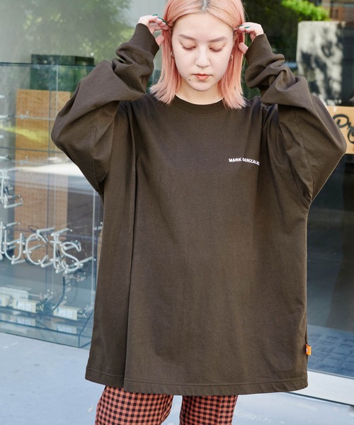 Mark Gonzales（マーク・ゴンザレス）の「Mark Gonzales/マークゴンザレス コラボ MONO-MART別注 ビッグシルエット長袖ロゴ刺繍/ピスネーム カットソー（Tシャツ/カットソー・メンズ・ホワイト/ブラック/パープル系その他/ダークベージュ/ダークグレー/ボルドー/ブラウン/オレンジ/ダークグリーン/ネイビー/ベージュ/グレー系その他/グリーン系その他/ライトピンク/グレー系その他2/ダークブラウン/アッシュブラウン/ブルー系その他/グレイッシュベージュ/グリーン系その他2/パープル系その他2/パープル系その他3/グリーン系その他3/ベージュ系その他/ブルー系その他2/ホワイト系その他/ブラック系その他/グレー系その他3/ブルー系1/グレー系その他4/ホワイト系その他2/ブラック系その他2/ブルー系/ブラウン系その他/ベージュ系その他2/ブルー系2/ブラウン系その他2・S/M/L/XL/FREE）」の16枚目の写真