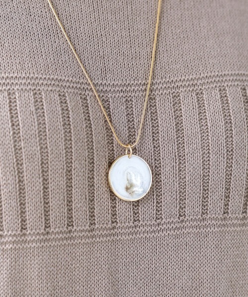 Bou Jeloud（ブージュルード）の「マーブルプレートネックレス（ネックレス・レディース・オフホワイト/グリーン・ONE SIZE）」の3枚目の写真
