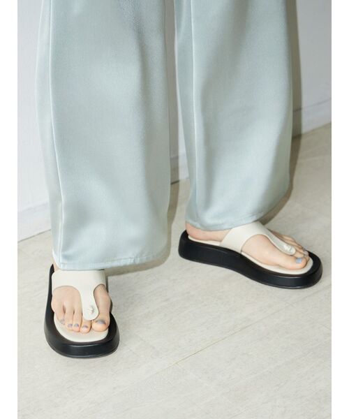 EMODA（エモダ）の「ストラップヒールサンダル（サンダル・レディース・ホワイト/ブラック・SMALL/MEDIUM/LARGE）」の2枚目の写真