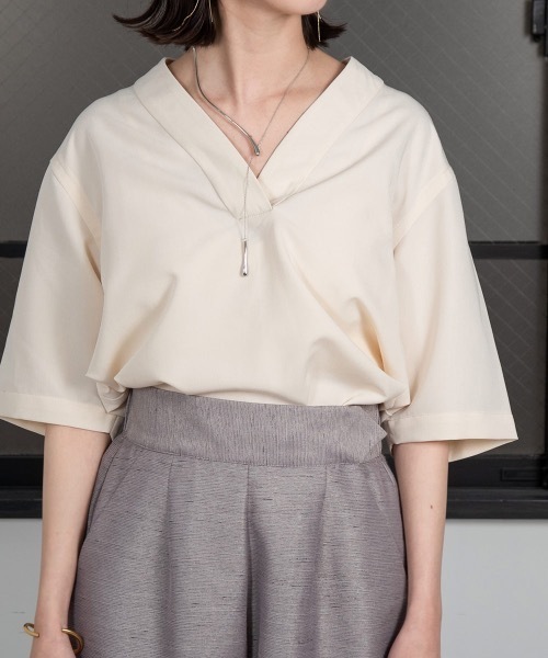 lawgy（ラウジー）の「short sleeve v cut（Tシャツ/カットソー・レディース・ベージュ/ブラウン/イエロー/アイボリー・FREE）」の2枚目の写真