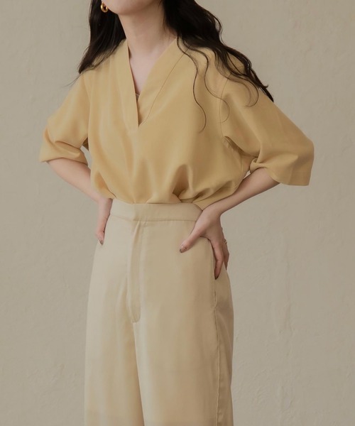 lawgy（ラウジー）の「short sleeve v cut（Tシャツ/カットソー・レディース・ベージュ/ブラウン/イエロー/アイボリー・FREE）」の8枚目の写真