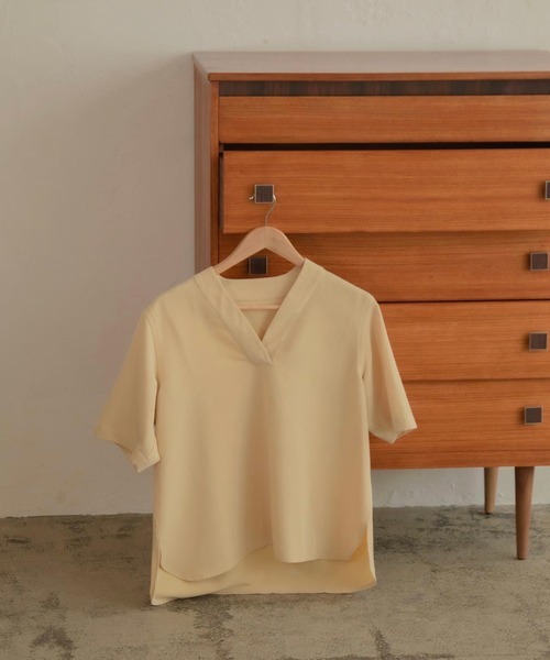 lawgy（ラウジー）の「short sleeve v cut（Tシャツ/カットソー・レディース・ベージュ/ブラウン/イエロー/アイボリー・FREE）」の9枚目の写真