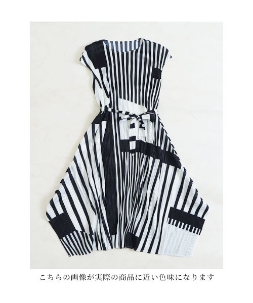 Sawa a la mode（サワアラモード）の「ストライプ柄プリーツワンピース（ワンピース・レディース・ホワイト・FREE）」の5枚目の写真