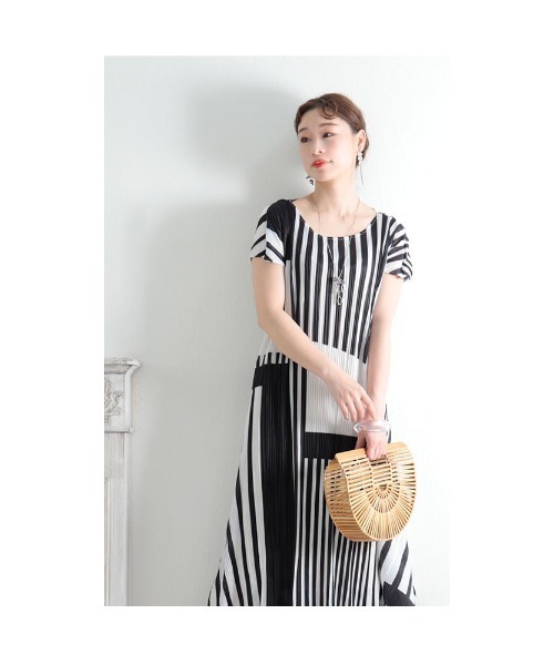 Sawa a la mode（サワアラモード）の「ストライプ柄プリーツワンピース（ワンピース・レディース・ホワイト・FREE）」の7枚目の写真