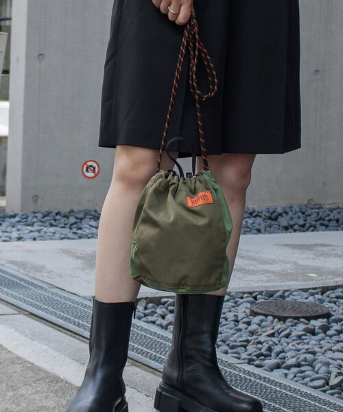 UNIVERSAL OVERALL(ユニバーサルオーバーオール)の「【UNIVERSAL OVERALL/ユニバーサルオーバーオール】ミリタリーツイル巾着バッグ(ショルダーバッグ・メンズ・ブラウン/オリーブ・FREE)」の1枚目の写真