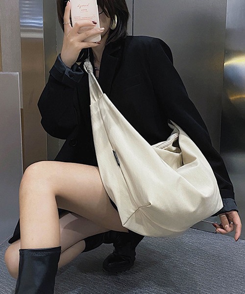 florist(フローリスト)の「【大容量】【ユニセックス】変形シルエットのビッグサイズワンショルダーバッグ/トートバッグ(ショルダーバッグ・レディース・ブラック/ピンク/グリーン/ホワイト・FREE)」の8枚目の写真