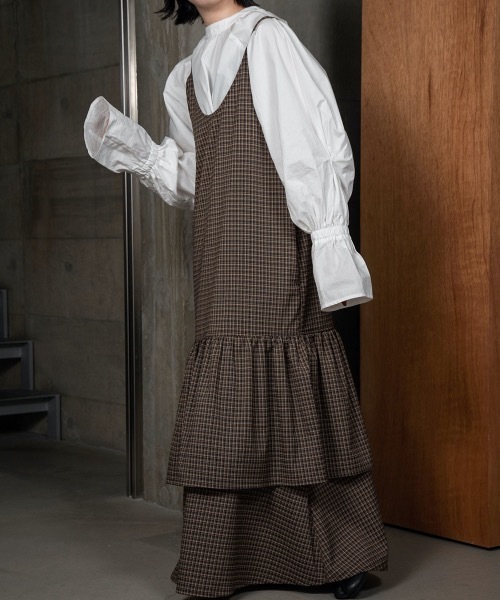 lawgy(ラウジー)の「flare tuck sleeve blouse(シャツ/ブラウス・レディース・ホワイト/ブラウン/ブラック・FREE)」の2枚目の写真