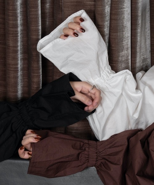 lawgy(ラウジー)の「flare tuck sleeve blouse(シャツ/ブラウス・レディース・ホワイト/ブラウン/ブラック・FREE)」の4枚目の写真