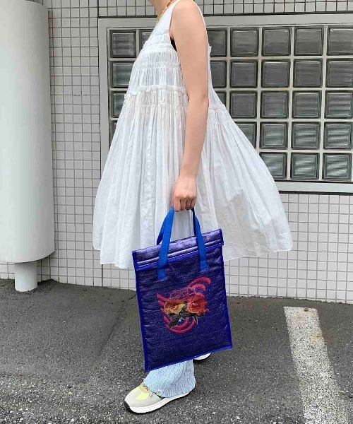 Casselini(キャセリーニ)の「Casselini(キャセリーニ)メタリックフラワープリントPCケース(PC・タブレットケース・レディース・シルバー/ブルー/グリーン・FREE)」の3枚目の写真