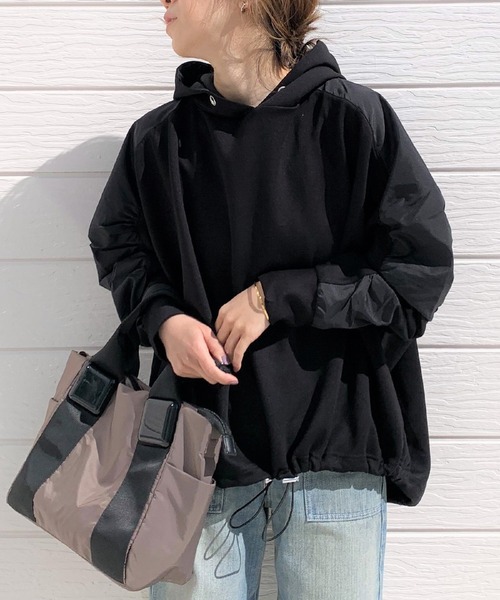 Q（キュー）の「袖ギャザードルマンパーカー（パーカー・レディース・ブラック/ライトグレー・MEDIUM）」の2枚目の写真