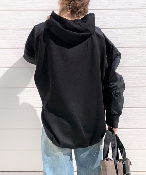 Q（キュー）の「袖ギャザードルマンパーカー（パーカー・レディース・ブラック/ライトグレー・MEDIUM）」の13枚目の写真