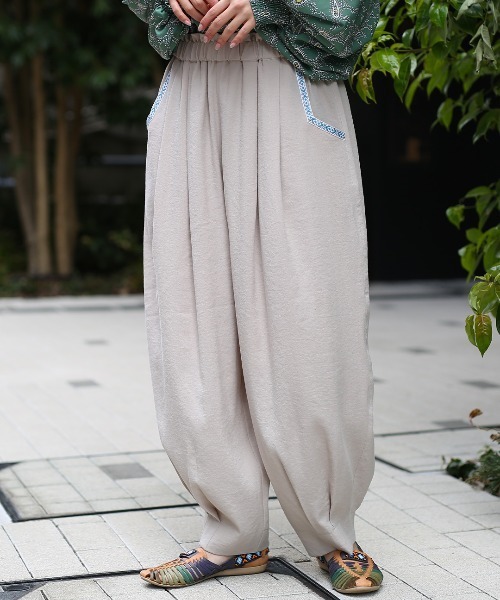 チチカカ（チチカカ）の「エッグタックパンツ（その他パンツ・レディース・ネイビー/オレンジ/ライトベージュ/ブルー/ブラック/カーキ・MEDIUM/LARGE）」の9枚目の写真