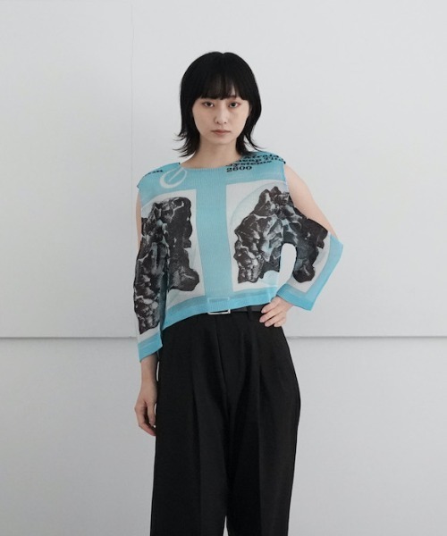 YOHEI OHNO(ヨウヘイオオノ)の「YOHEI OHNO Pleated Graphic Top(タンクトップ・レディース・グリーン/ベージュ/サックスブルー・36)」の3枚目の写真