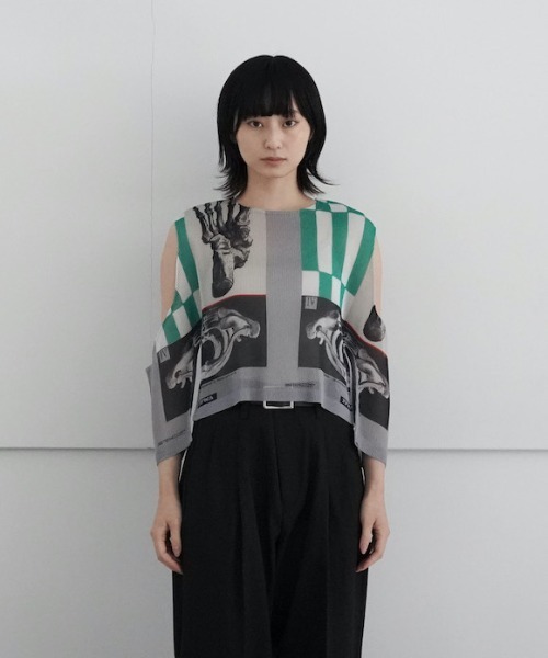 YOHEI OHNO(ヨウヘイオオノ)の「YOHEI OHNO Pleated Graphic Top(タンクトップ・レディース・グリーン/ベージュ/サックスブルー・36)」の2枚目の写真
