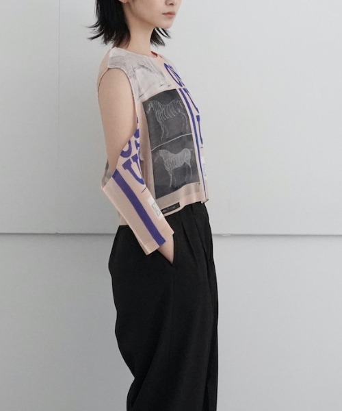 YOHEI OHNO(ヨウヘイオオノ)の「YOHEI OHNO Pleated Graphic Top(タンクトップ・レディース・グリーン/ベージュ/サックスブルー・36)」の13枚目の写真